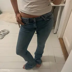 Säljer ett par snygga blå jeans i bootcut. De är lågmidjade/midwaist. Nästan aldrig använda men tror kanske de har någon slitning längst ner efter den enstaka gången jag hade de utomhus. Storlek 34/S. Sitter som på bilderna för mig som e 165. 