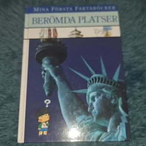 Berömda Platser - En spännande faktabok för barn som utforskar kända platser runt om i världen. Boken är en del av serien 'Mina Första Faktaböcker' och innehåller färgglada illustrationer och fotografier av ikoniska monument som Frihetsgudinnan och pyramiderna i Egypten. Perfekt för nyfikna unga läsare som vill lära sig mer om världens underverk!