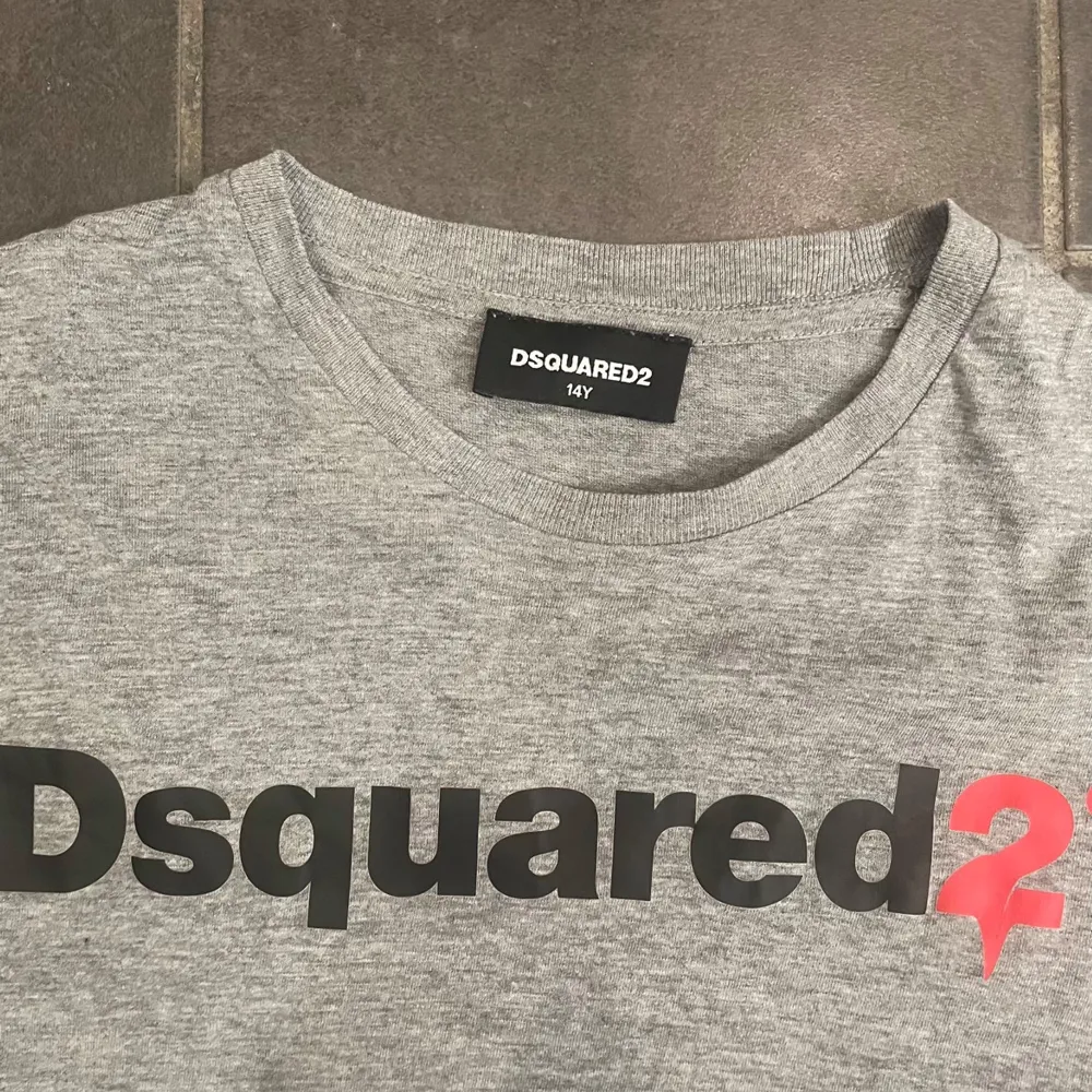 Dsqured t shirt i bra skick. Använd några gånger, nypris 1199. Storlek 14 år/xs. Säljs billigt. Bara att skriva ifall ni har frågor! Priset är inte hugget i sten! . T-shirts.