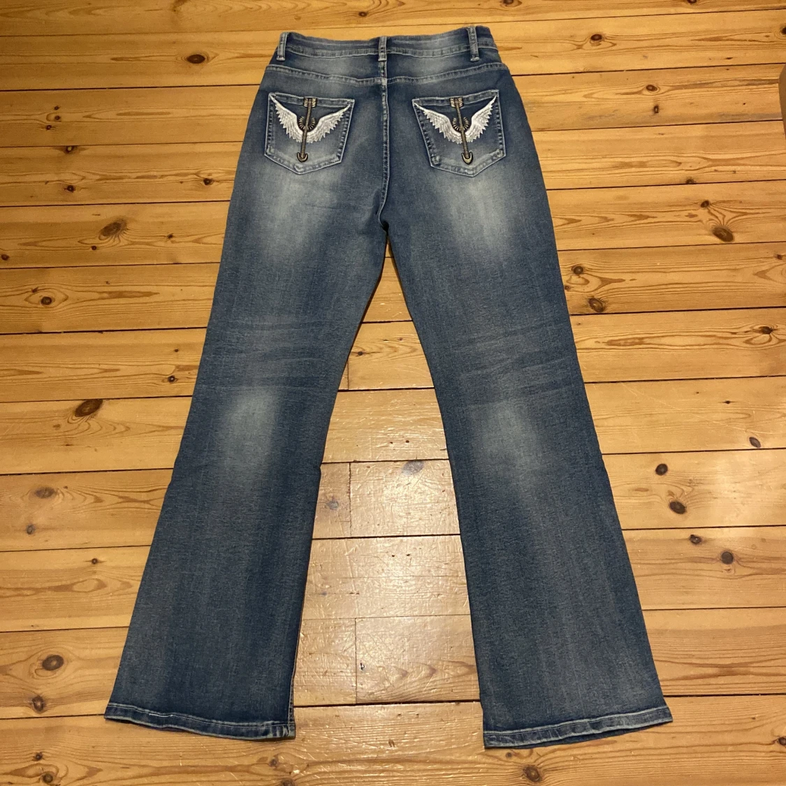 Blå jeans med broderade fickor - 90