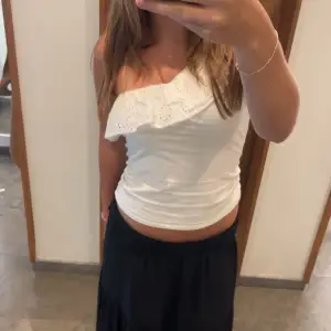 Säljer en superfin vit offshoulder topp med spetsdetaljer. Den är perfekt för sommardagar och har en tight passform. Den har volang som går runt hela. Kontakta mig vid frågor eller om du vill ha fler bilder💗