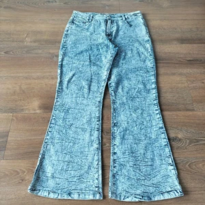 Coola bootcut Jeans - Ett par as snygga bootcut jeans med en cool och unik tvättning som säljs då dem inte passar mig längre. Skicket är toppen och har inga defekter. Skriv gärna om ni har några frågor!!