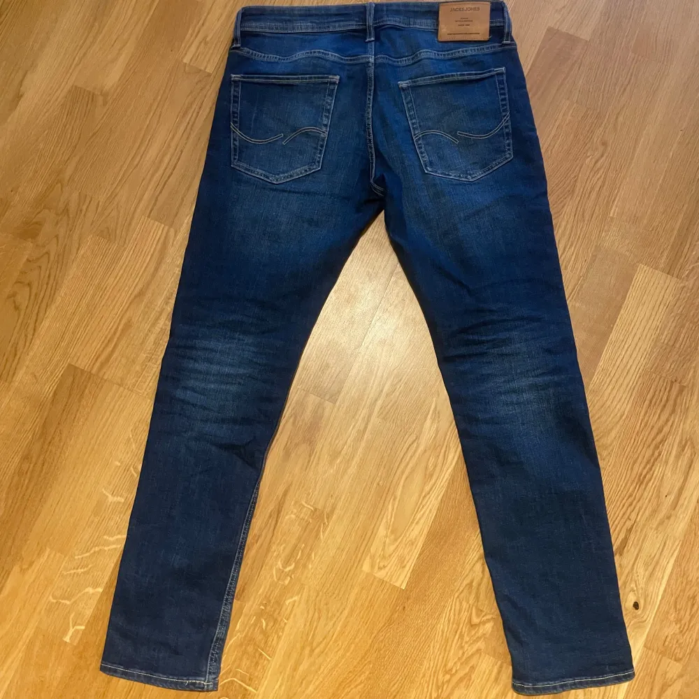 Tja! Säljer ett par snygga jeans från Jack and Jones med ett snyggt utseende. Jeansen är i ett nytt skick. Hör av er om ni har frågor eller funderingar😊. Jeans & Byxor.