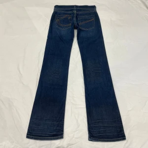 Lågmidjade slim/bootcut jeans från Crocker🤩 - Midja 36 cm rakt över plus lite stretch o innerben 81 cm💕jae xs-s o dessa är försmå så kan tyvärr inte ta bilder med dem på. Inga uppenbara defekter!