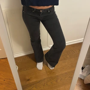 Svarta bootcut jeans - Säljer ett par snygga svarta bootcut jeans i bra skick. De är högmidjade och har en klassisk femficksdesign med knappar och dragkedja. Perfekta för både vardag och fest! 🖤Storlek 38 men passar mig om har 36 i vanliga fall!