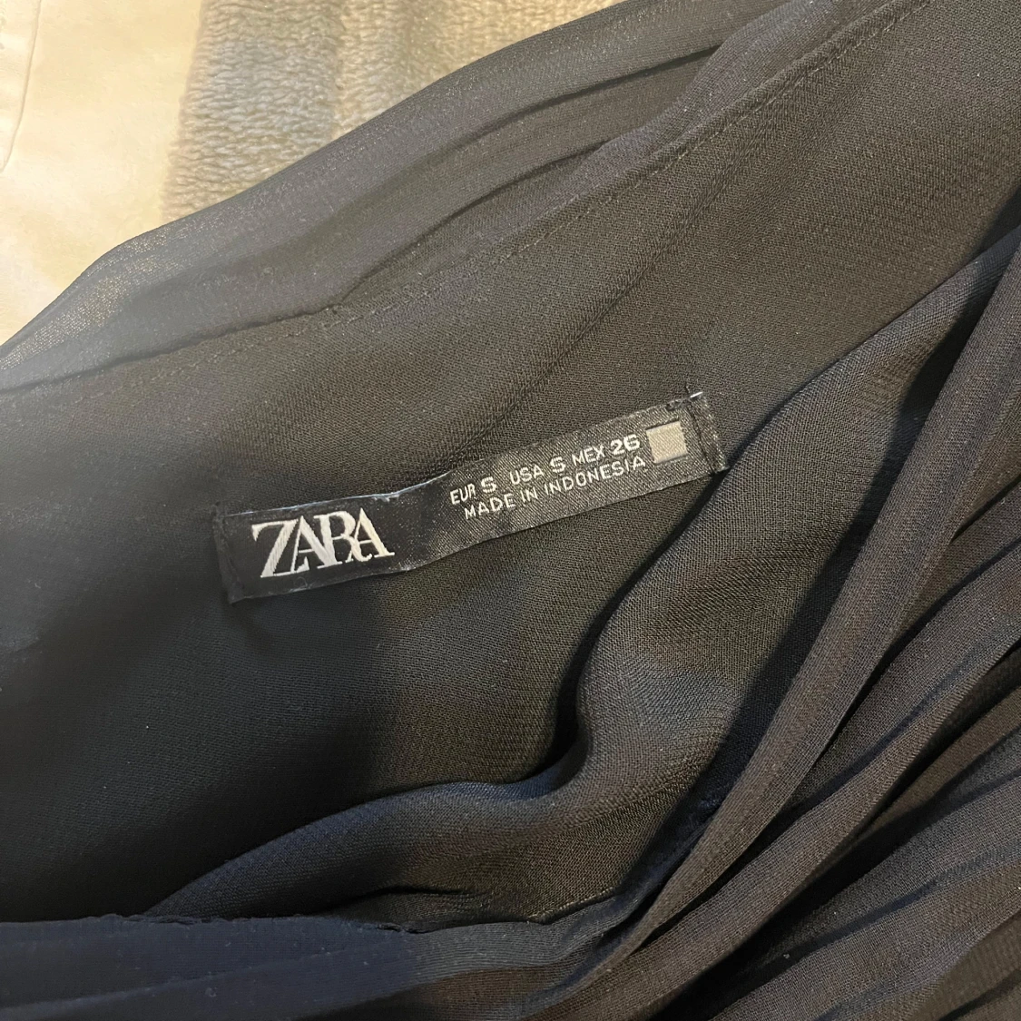 Svart oneshoulder blus från Zara - 90