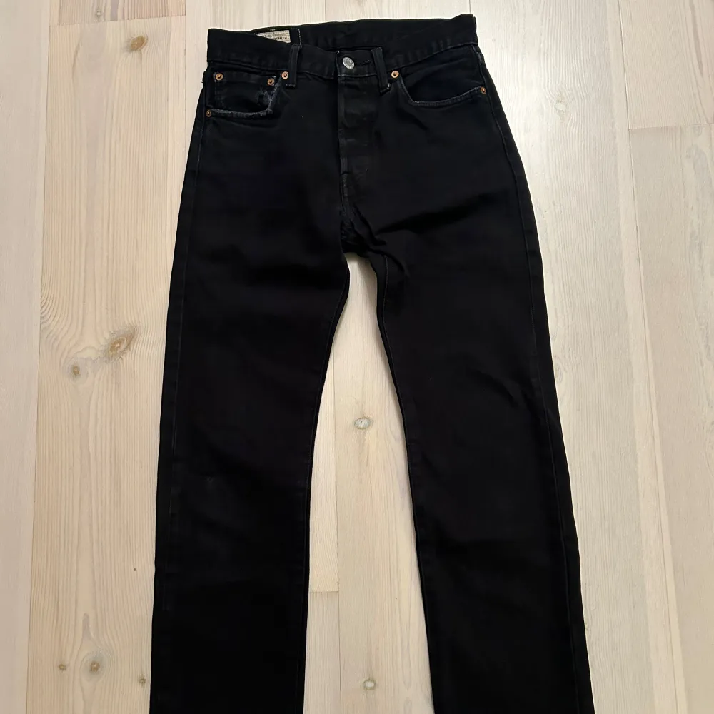 Svarta Levis 501 jeans i storlek W28 L32. Använda men hela och rena, inga fläckar.. Jeans & Byxor.