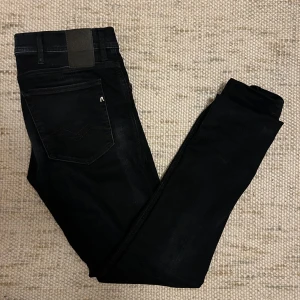 Replay jeans  - Säljer ett par snygga svarta jeans från Replay i storlek 31/34. De är i nästan nyskick men säljs för de är för stora. Har du några frågor hör gärna av dig🙌