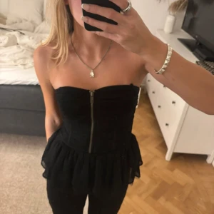 Topp med tragkedja och volanger  - Super snygg topp i bra skick!  Säljer då den inte kommer till användning. Skriv för fler bilder eller frågor!