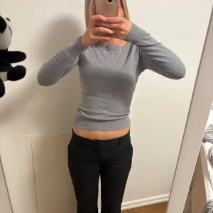 Grå långärmad tröja - Säljer en stilren och bekväm grå tröja med långa ärmar. Perfekt för både vardag och lite kyligare dagar. Tröjan har en tight passform som framhäver figuren. Passar bra till både jeans och kjol. Hör av dig vid intresse! Passar Xs och S. 