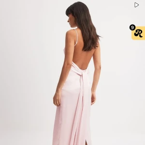 Rosa balklänning  - Rosa balklänning från NA-KD. Jag köpte två storlekar och var för långsam med att skicka tillbaka😭helt ny med prislapp, bara prövad!💞jättefin och man kan ju sy in den för att den ska sitta helt perfekt på även om den är lite stor!! Pris går att diskutera! Går självklart även att ha som en fin klänning till midsommar etc. Knytet där bak kan man välja om man vill ha rosett eller så som på bilden💞💞