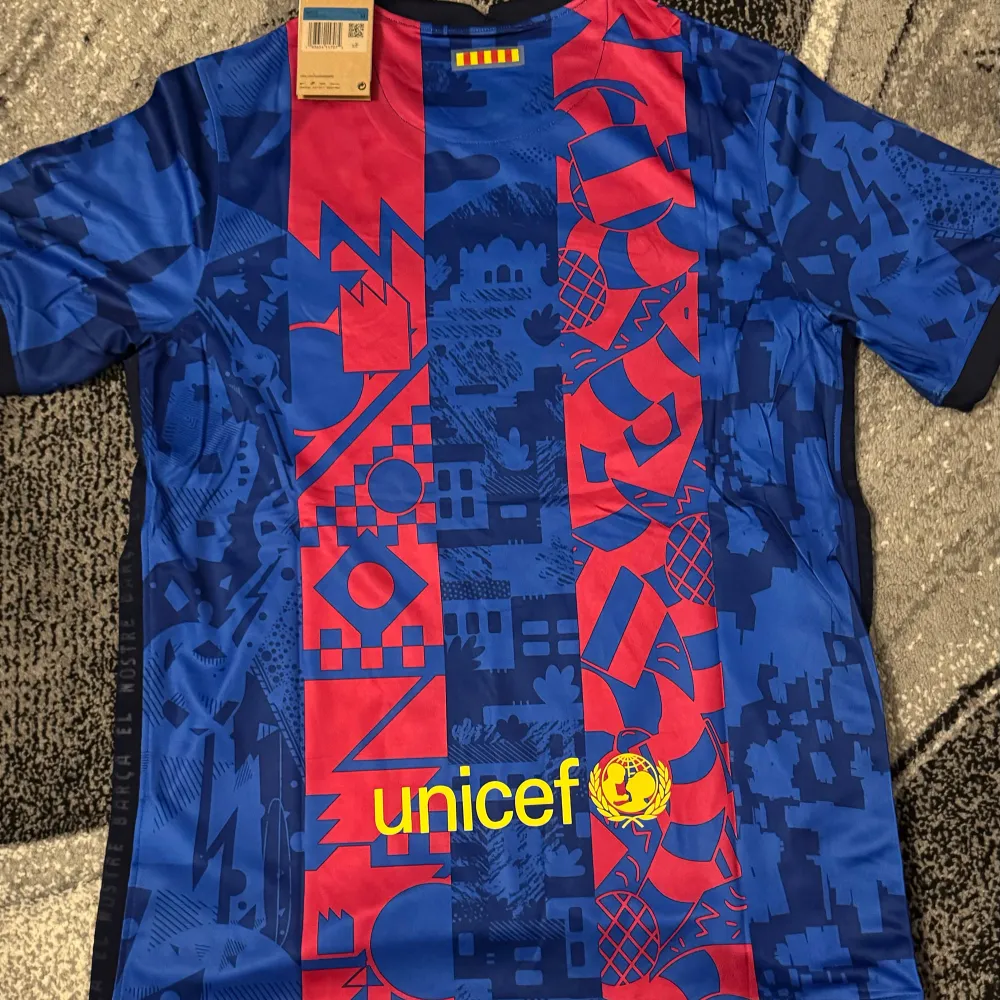 En helt ny och oanvänd Barca tröja. . T-shirts.