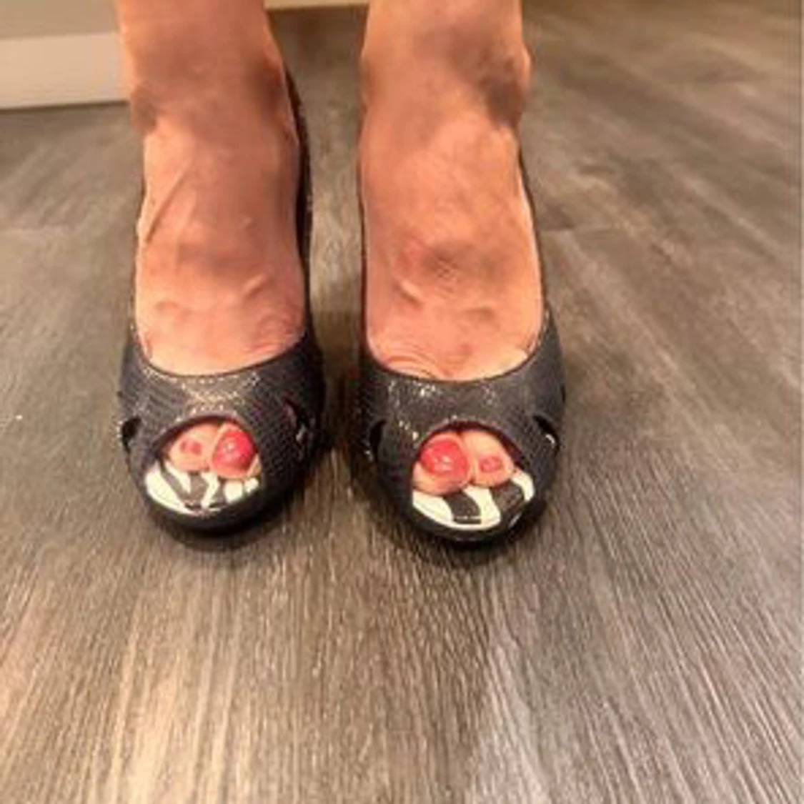 Svarta pumps med ormskinnsmönster - 91