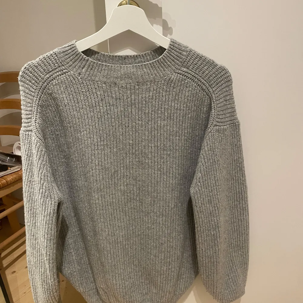 En mysig grå stickad tröja som kanppt kommit till användning🌟. Neuletakit & Villapaidat.