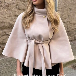 Poncho kappa - Säljer denna kappan, har använt endast 2 gånger! Helt ny och inga fläckar eller liknande.