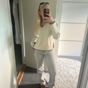 Gråa los-waist jeans - Lågmidjade gråa jeans, i bra skick, straight fit, jag är 1,68 om man vill ha en referens på längden, storlek 34 men passar mig som vanligtvis tar 36/38, super snygg höst färg 💕