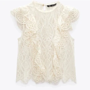 Zara volang topp - Säljer den här jätte fint topp från zara med volanger, i jätte bra skick. 😊❤️