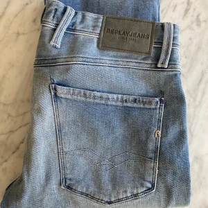 Replay Anbass - Tja säljer dessa schyssta replay jeans, storleken på dessa är 31/32, finns nån liten fläck som inte märks av vid användning!  Hör av dig vid funderingar!