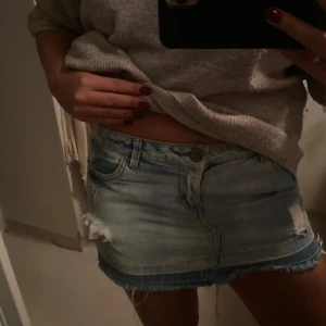 Lågmidjad jeanskjol - Superfin lågmidjad jeanskjol, strl 38!💓 Använd 1 gång💕