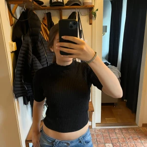 Söt topp - Jättefin topp från Monki med lite längre ärmar! Är i storlek M men passar mig bra som vanligtvis bär XS-S och den är i mycket bra skick💞