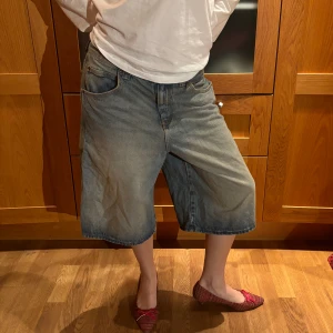 Snygga baggy jeansshorts - Modell: S/M. Använt en gång. 