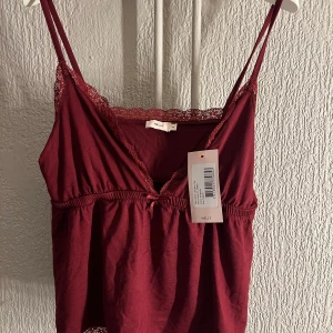 Topp från nelly - Säljer denna populära topp från Nelly, helt oanvänd MED PRISLAPPEN KVAR!