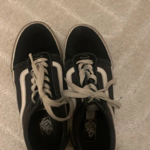 Vans - Säljer mina Vans jag köpte för ca 4-5 år sen men bara använt i 1-2 år. Sen dess jag de bara förvarats i ett förråd. Pris kan diskuteras💗💗