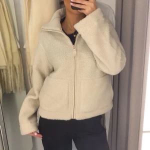 Teddy jacka  - Säljs då den inte riktigt passade min stil, jackan har bara testats en gång annars är den som ny💃🤩