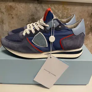 Riktigt schyssta Philippe model trainers i storlek 41. Helt nya och perfekt nu till hösten/vintern! Hör av er vid frågor och funderingar! Pris kan diskuteras!