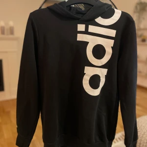 Adidas tjocktröja  - Adidas tjocktröja som är super skön och är i bra skick 