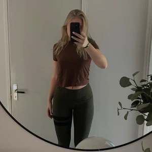 Stronger tröningstights  - Ett par mörkgröna stronger tights 