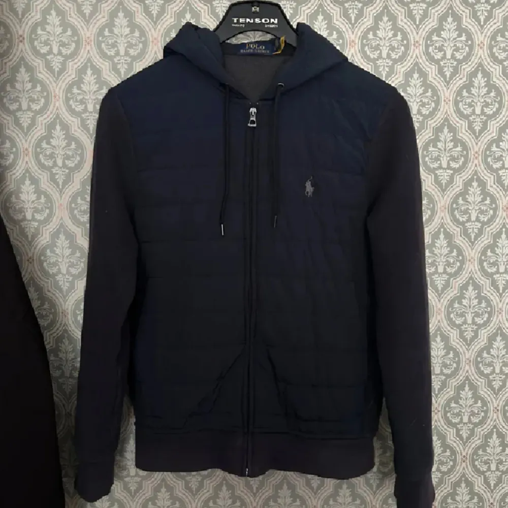 Ralph lauren cardigan i väldigt bra skick och perfekt nu för hösten och början av vintern. Kommer sälja mycket till vintern så gå in och kolla i min profil, tveka inte med frågor!. Jackor.