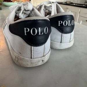 Poloskor  - Använda vita poloskor i storlek 35. Lite slitna.