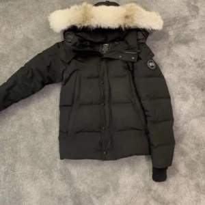 Säljer nu min Canada goose jacka black label  då jag råka beställa fel storlek! Skick 10/10 hör av er vid frågor o bilder osv så löser jag det så snabbt jag kan! Obs priset är ej hugget i sten