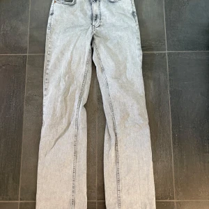 Jeans - Grå jeans från bikbok! Pris kan diskuteras 