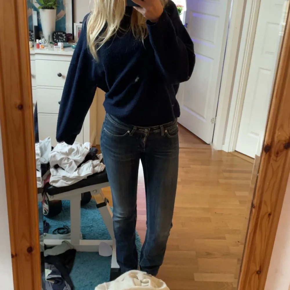 Mörkblåa jeans som tyvärr är för liten för mig. Passar till det mesta och använd fåtal gånger! Super fina så det är synd att dom är för små 💗💗 Dm för mer bilder och pris kan diskuteras !!. Jeans & Byxor.