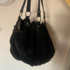 Väska - Fin marinblå väska i äkta mocka