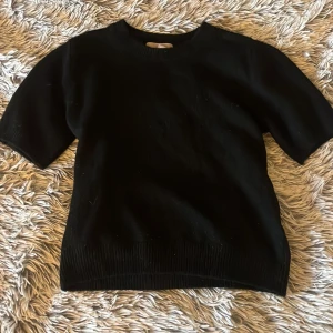 Stickad t-shirt - Stickad t-shirt från hm nästan aldrig använd och jätte skönt tyg