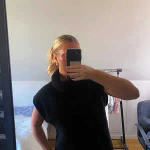 Stickad väst - Säljer denna svarta stickade västen, superfin nu till hösten!
