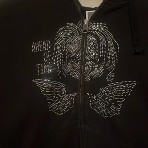 Zip up - Säljer min hoddie för att den kommer inte till användning längre och köpte den för ungefär 6 månader sedan men används inte den är i storlek s