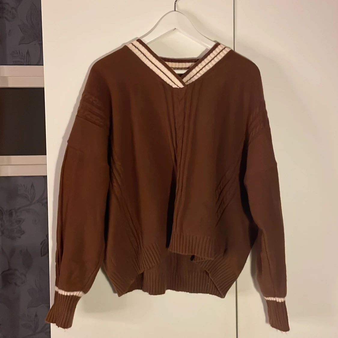 Brun stickad tröja med randig krage