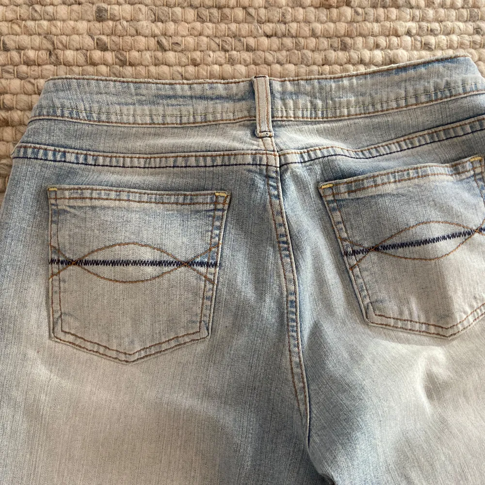 Säljer dessa snygga lowwaist bootcut jeansen som jag köpte på plick, säljer då jag inte använder de💕 passar s och xs, har sytt in de lite i midjan men kan sprätta upp de snabbt om man vill de. Jeans & Byxor.