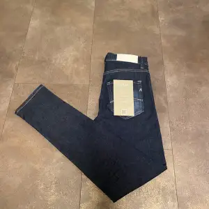 Riktigt schyssta replay jeans helt nya! Jeansen är slim fit, storlek W28 L32. Mitt pris: 499kr. Hör av er vid frågor och funderingar!