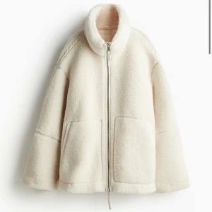 Teddy jacka H&M - H&Ms slutsålda Teddy jacka i storlek M. Aldrig använd, prislappen finns kvar. Kan byta mot en S
