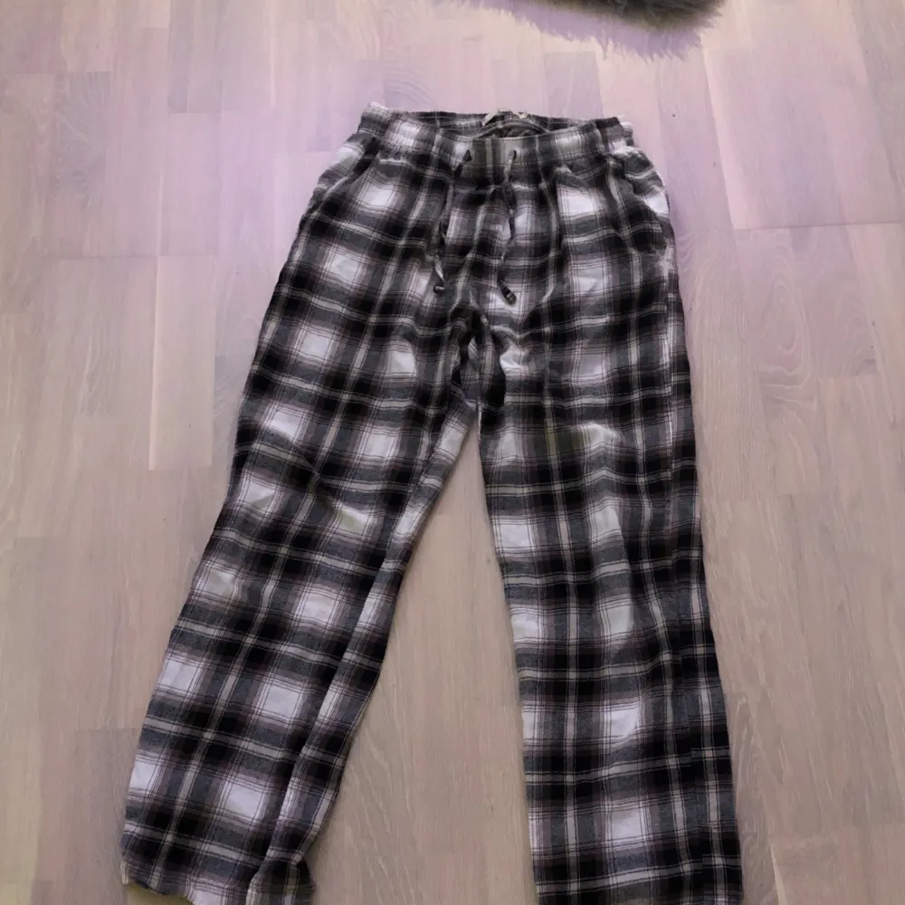 Svarta,vita och bruna pyjamasbyxor i bra skick! Säljer för att de har blivit för små. Jeans & Byxor.