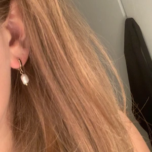 Guld örhängen  - Suuper fina och trendiga örhängen från glitter. Ringen som är i örat är av äkta gulda💕