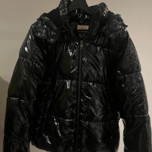 Nelly puffer jacka  - Slutsåld puffer jacka från Nelly💓 Säljer den då den är för stor. Säljer den för 600kr nytt pris är 799💓storlek m💓