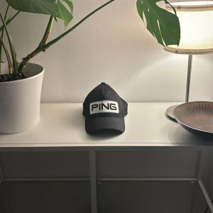 Ping Keps - Ping Keps, knappast använd Säljs billigt! Snabb Frakt!