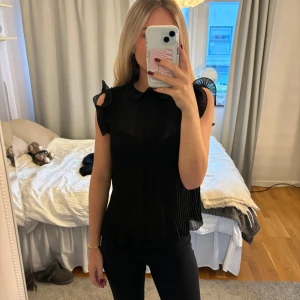 Blus från Zara  - Säljer oanvänd blus från zara. Passar xs-m.😙