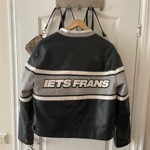 Skinnjacka Urban Outfitters  - Använd en gång, väldigt bra skick, inga fläckar.  Är en storlek S men känns som en M. Jag är vanligtvis M och jag kan stänga den med en tjocktröja under. 